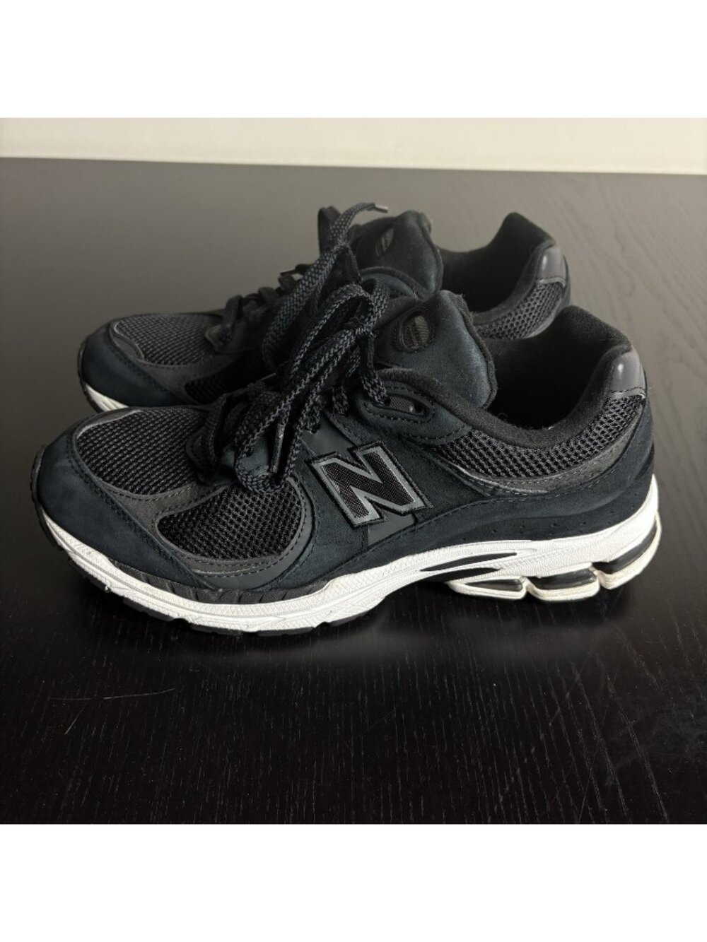 NEW BALANCE Mens Size 8/Womens Size 9.5 Black 2002R Sneakers Shoes